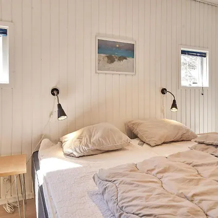 6 Person In Aakirkeby-by Traum * Vester Somarken