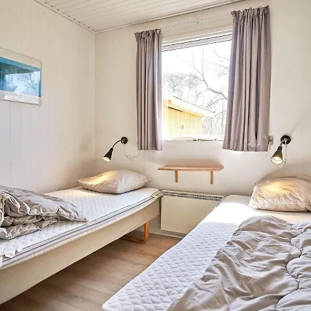 6 Person In Aakirkeby-by Traum