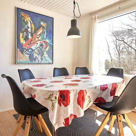 6 Person In Aakirkeby-by Traum